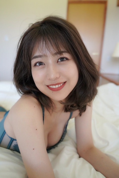 篠崎彩奈、彼シャツと下着で大人エロスを解禁！！セクシーすぎてそそられる・・